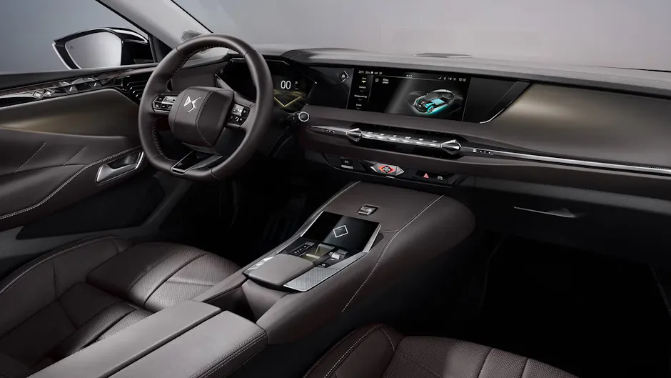 DS Automobiles N4, das Interieur in einem dunklen Braun