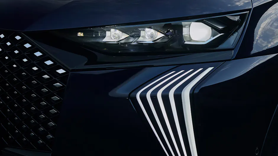 DS Automobiles N7, fari anteriori