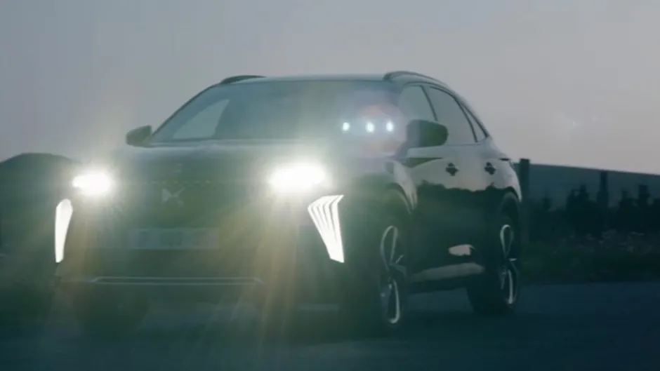 DS Automobiles N7 in nero vista da davanti, con i fari accesi