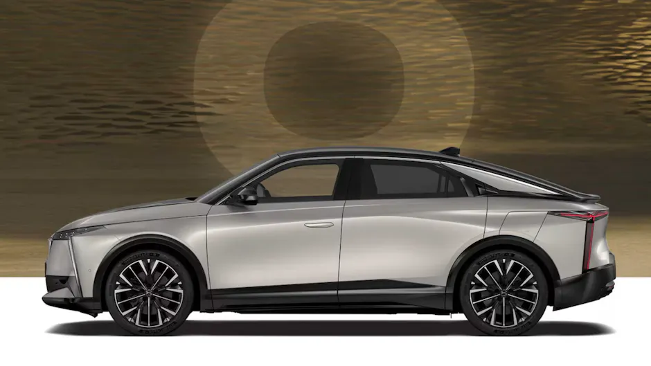 DS Automobiles N8 in argento, vista di profilo