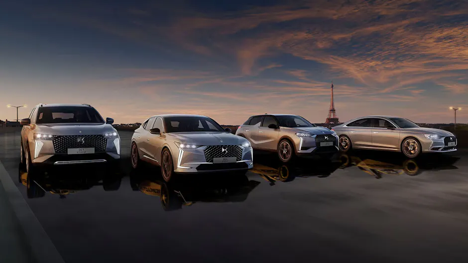 Modèles DS Automobiles en argent, avec la Tour Eiffel en arrière-plan