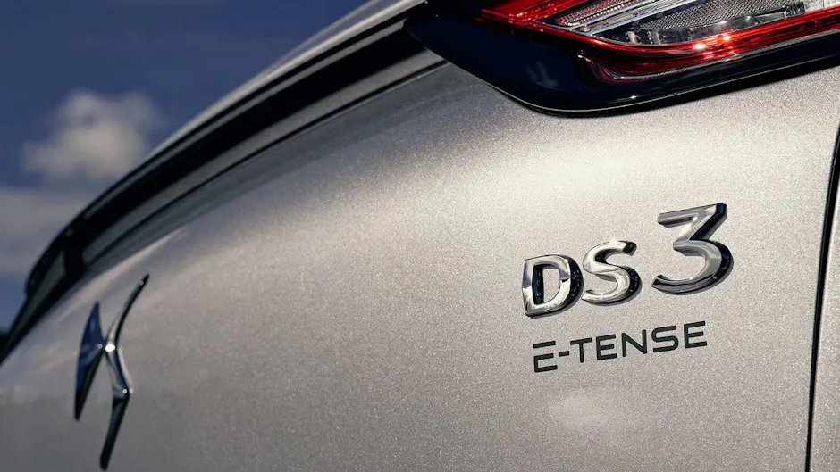 DS Automobiles 3 E-Tense, couleur argent, vue de l'arrière