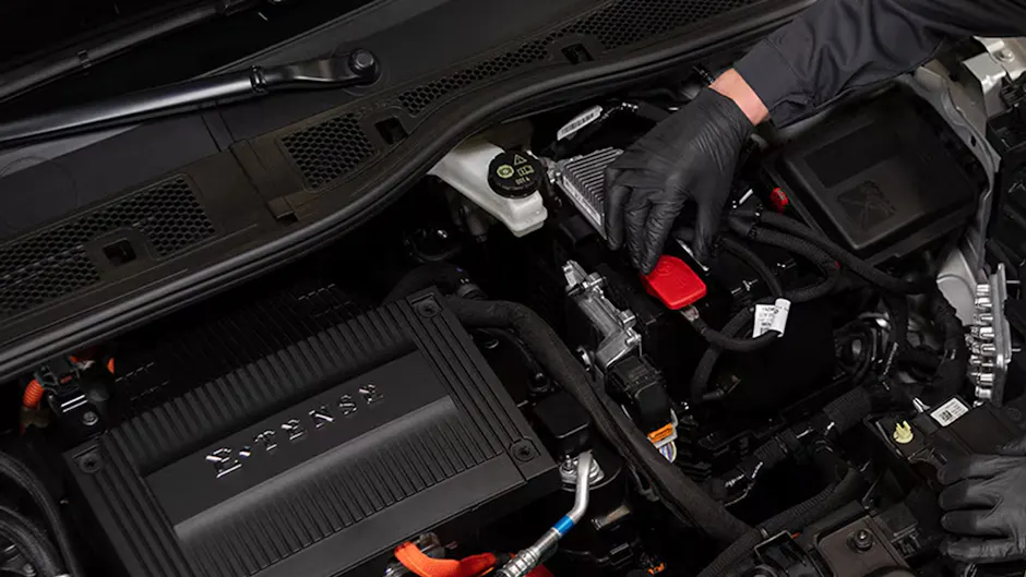 Une personne travaille sur un moteur