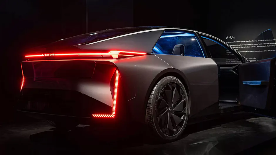 Un concept-car Lexus argenté vu de l'arrière