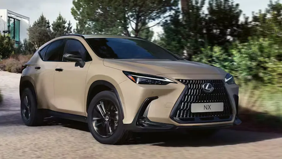 Une Lexus NX vue de face, avec un paysage verdoyant en arrière-plan