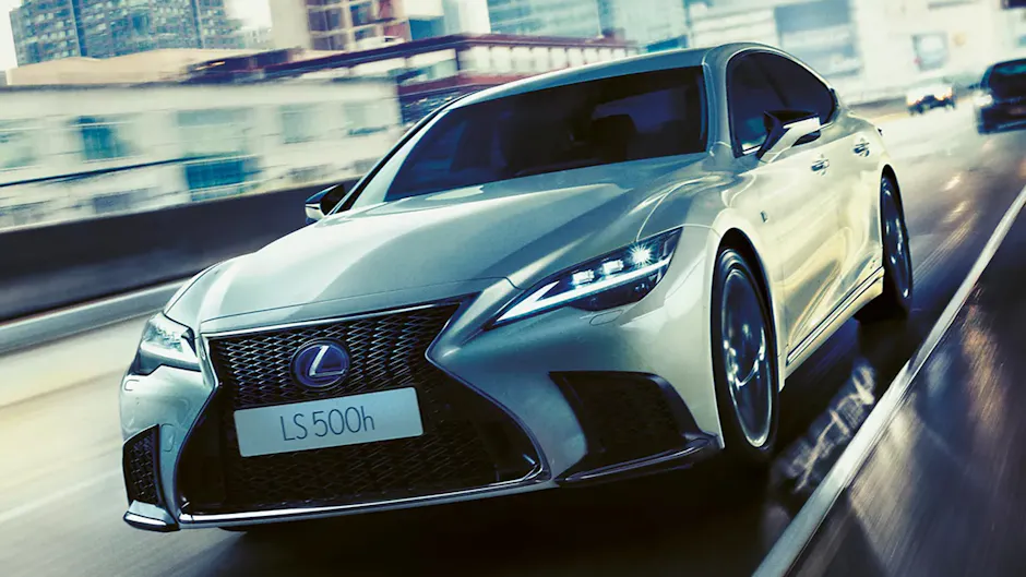 Une Lexus LS 500h argentée vue de face, roulant sur une autoroute