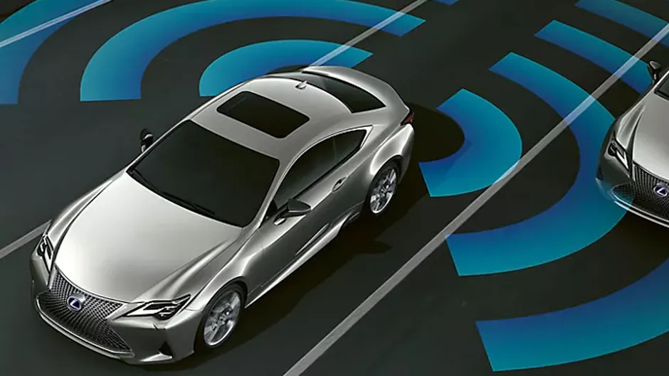 Lexus argentée vue d'en haut, caméra panoramique à 360°
