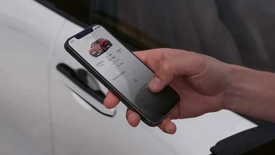Une personne utilise l'application Lexus