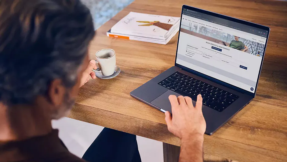 Une personne prend rendez-vous pour un entretien sur le site Lexus