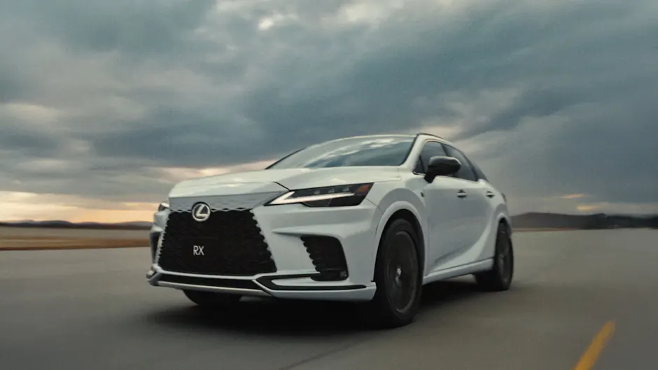 Ein weisser Lexus RX Plug-in Hybrid fährt auf einer Strasse