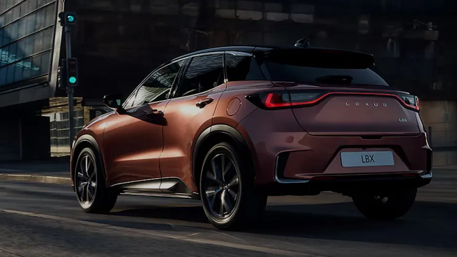 Lexus LBX von hinten in Sonic Kupfer
