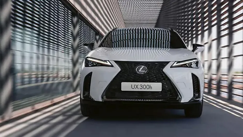 Lexus UX 300h in Weiss, fährt auf einer Brücke
