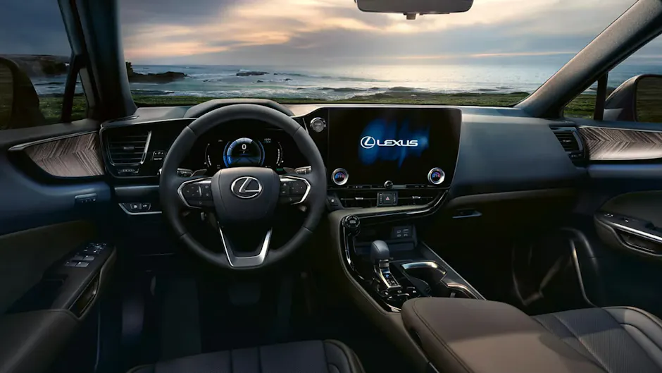Lexus NX Interieur in Schwarz, mit Aussicht auf das Meer