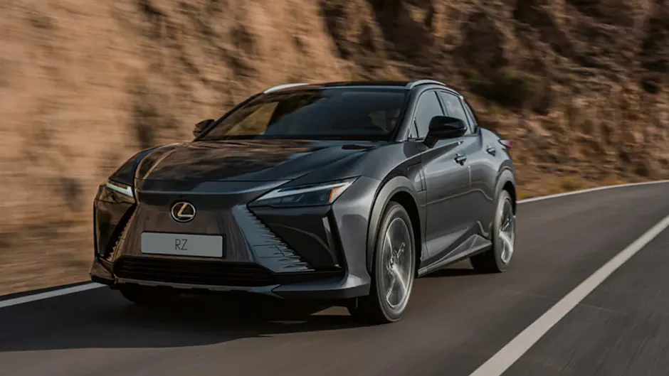Lexus RZ gris, roulant le long d'une paroi de montagne