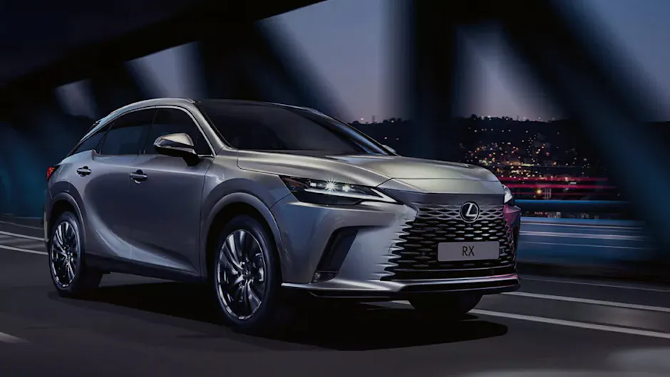 Lexus RX in Silber während der Fahrt