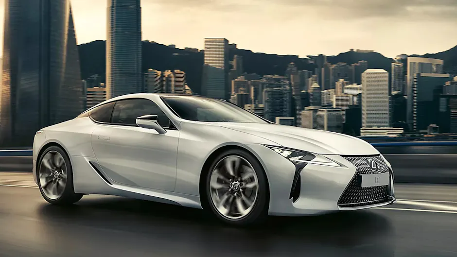 Lexus LC in Weiss, im Hintergrund eine Stadt mit Hochhäusern