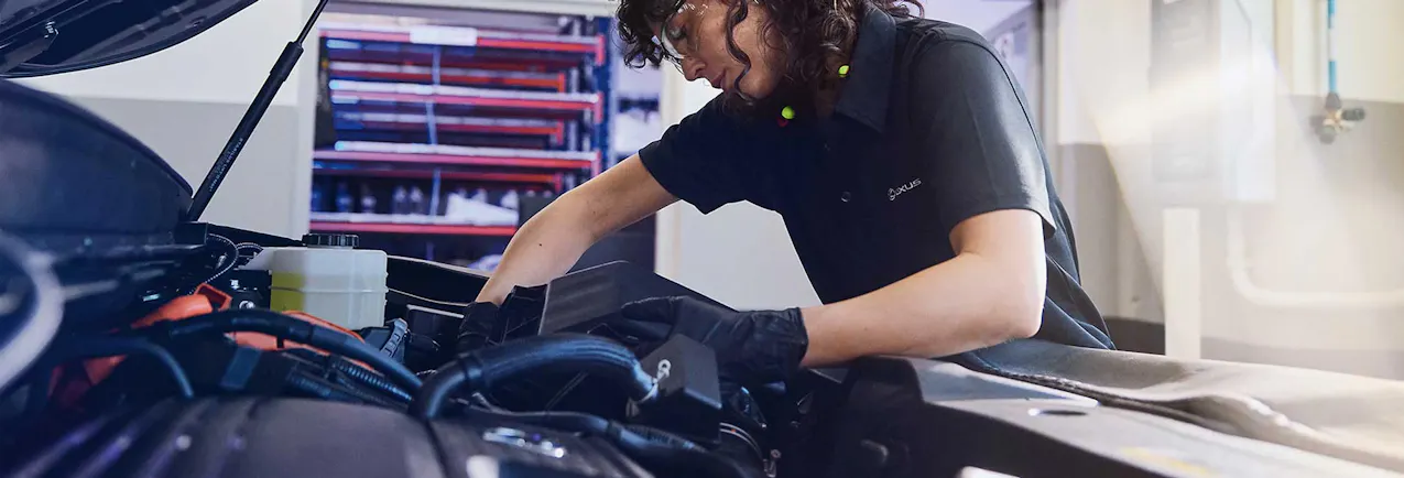 Une femme répare une Lexus