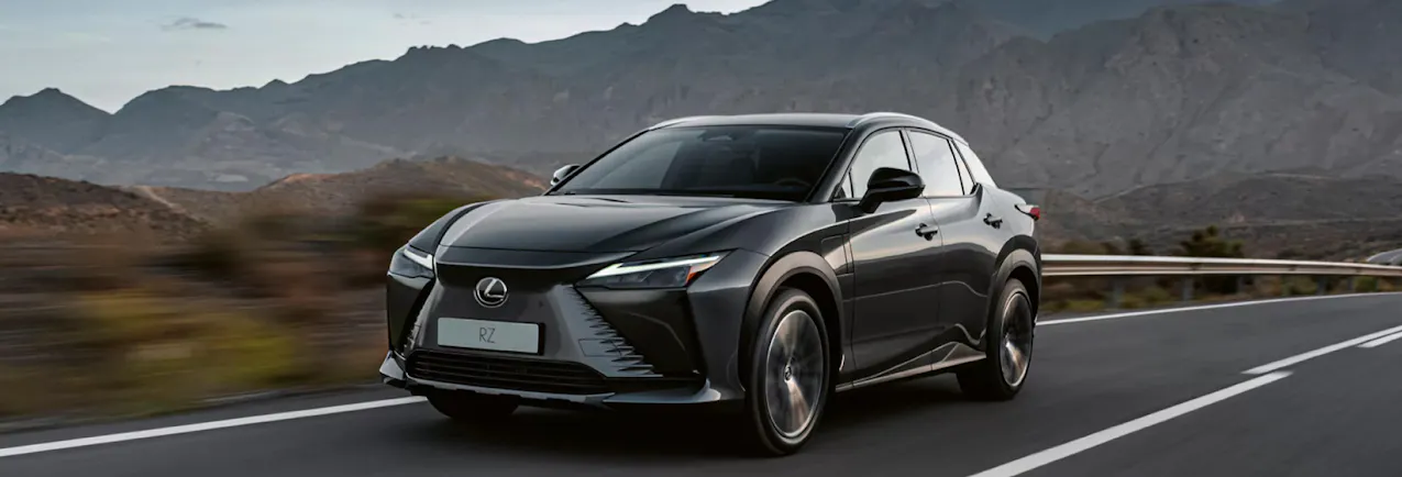 Lexus noire sur la route, avec les montagnes en arrière-plan