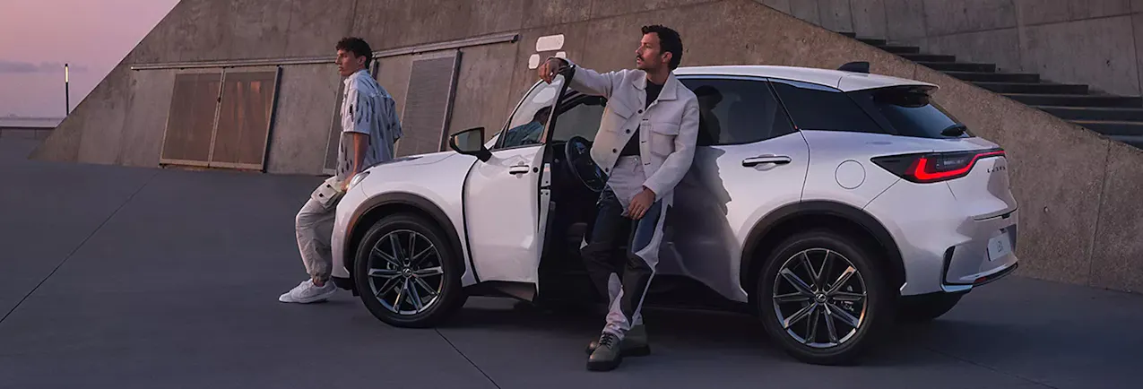 Lexus entièrement hybride et deux hommes