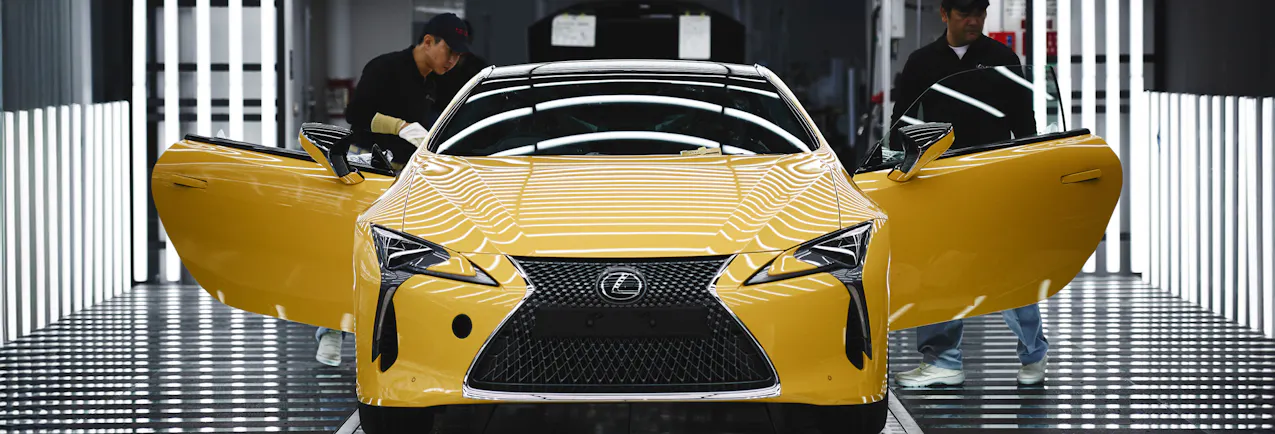 Gelber Lexus LC mit offenen Türen