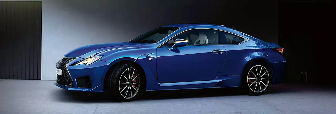Lexus RCF blu vista di lato