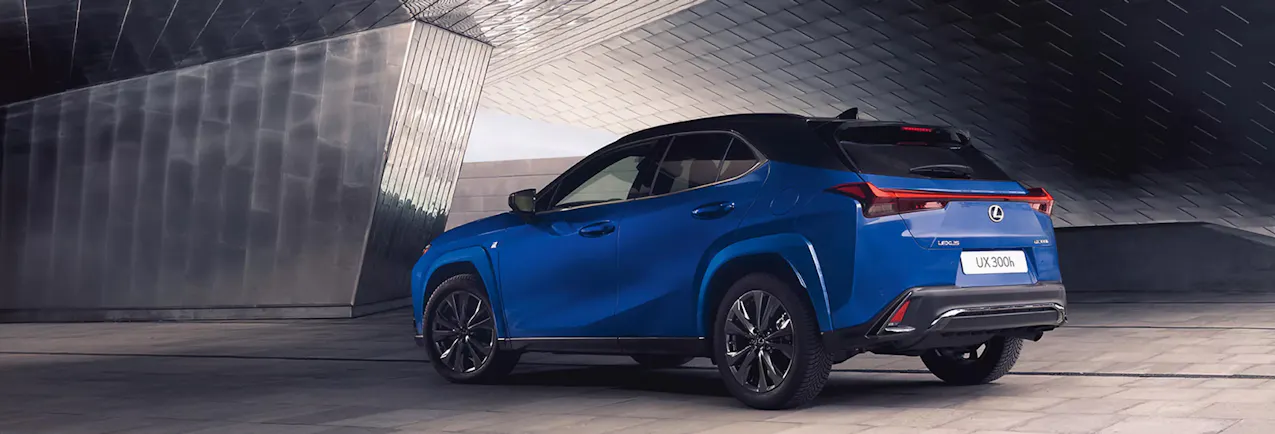 Blauer Lexus UX von hinten