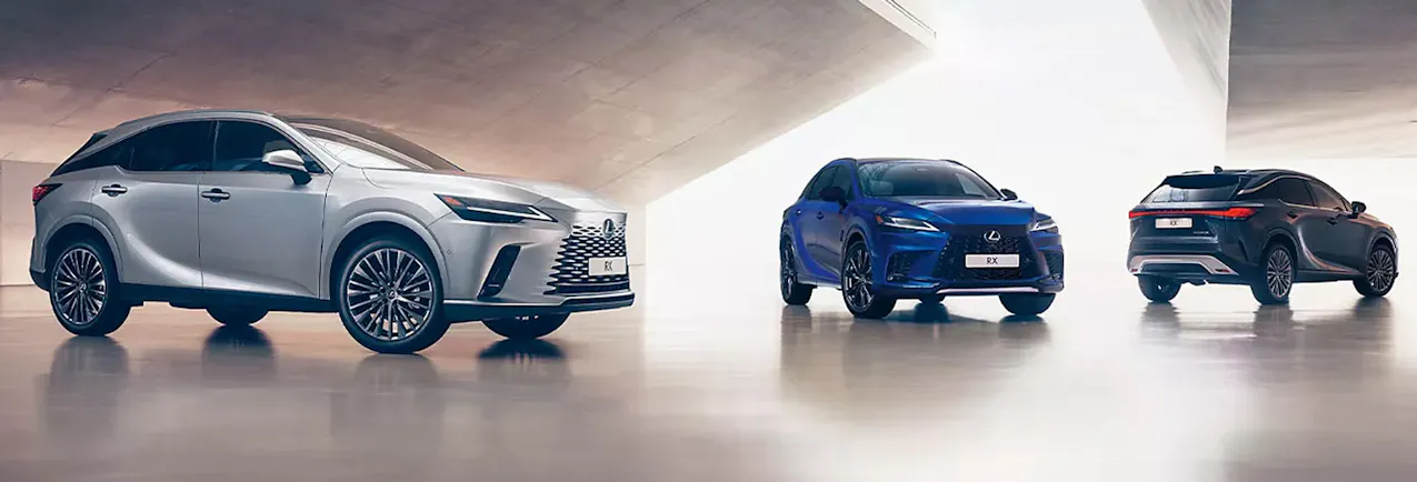 Ein schwarzer, ein silberner und ein blauer Lexus RX