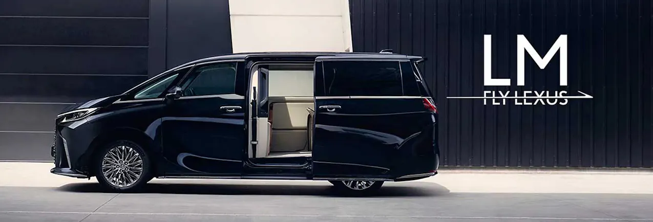 Schwarzer Lexus LM mit offener Schiebetür