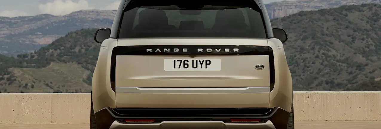 Range Rover a Batumi, color oro, vista da dietro