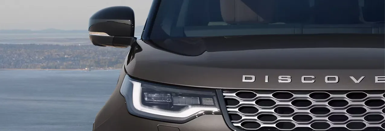 Une Land Rover Discovery noire, avec la mer en arrière-plan