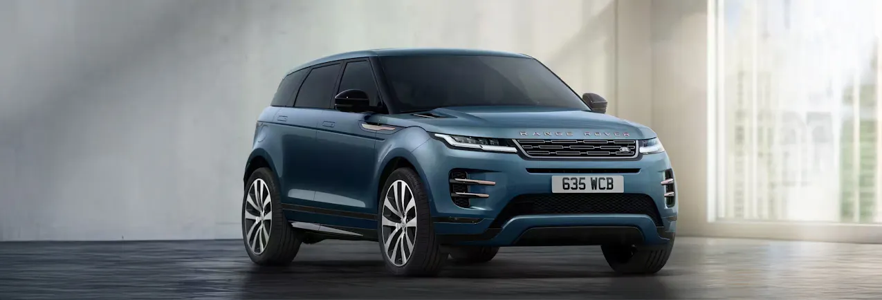Land Rover Evoque bleu, vue de face, avec des touches de bronze