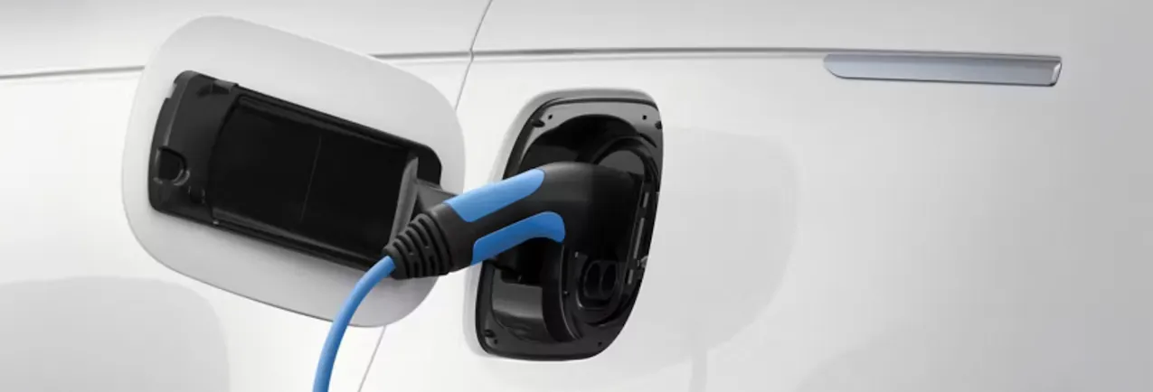 Land Rover Plug-in-Hybrid in Weiss, während dem Ladevorgang