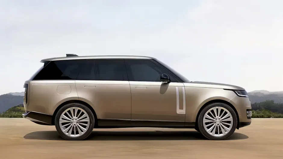 Una Range Rover color Batumi Gold vista di lato, con boschi verdi sullo sfondo
