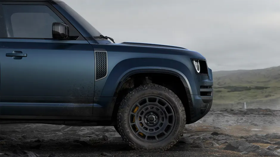 Land Rover Defender Octa in Sargasso Blue, vista laterale