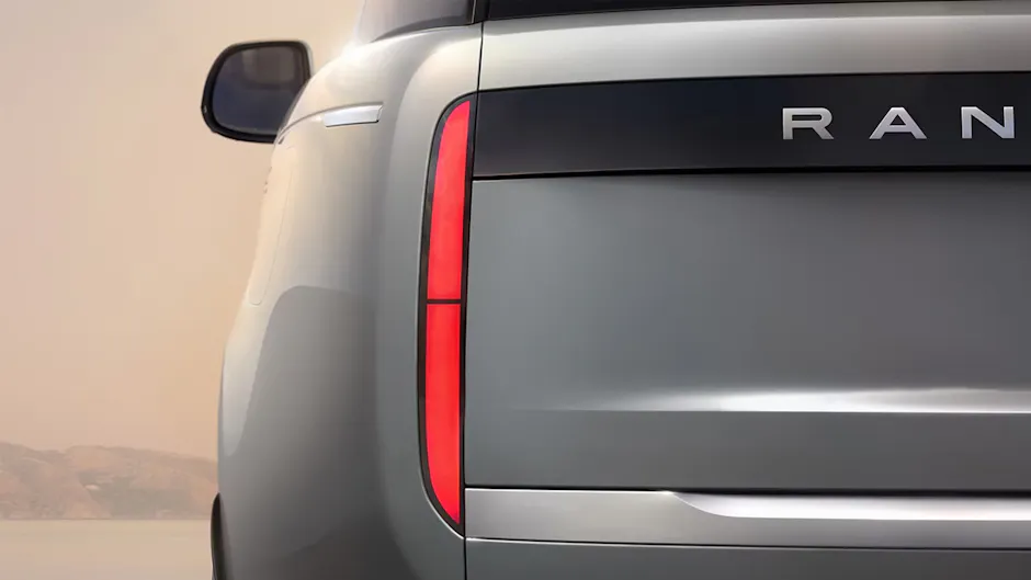 Range Rover argento, fanale posteriore sinistro