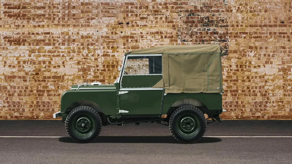 Alter Land Rover in Grün von der Seitenansicht
