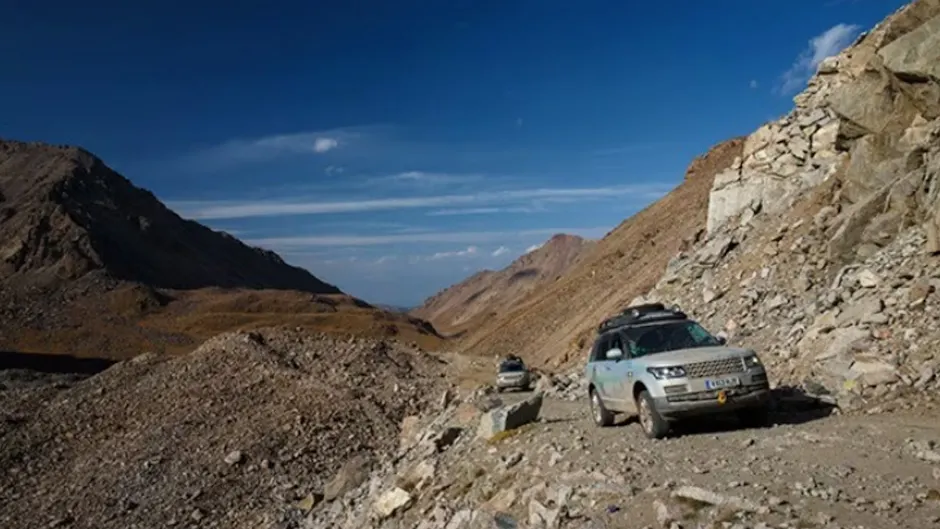 Zwei Land Rover in den Bergen offroad