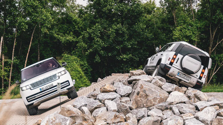 Land Rover bianca guida fuoristrada