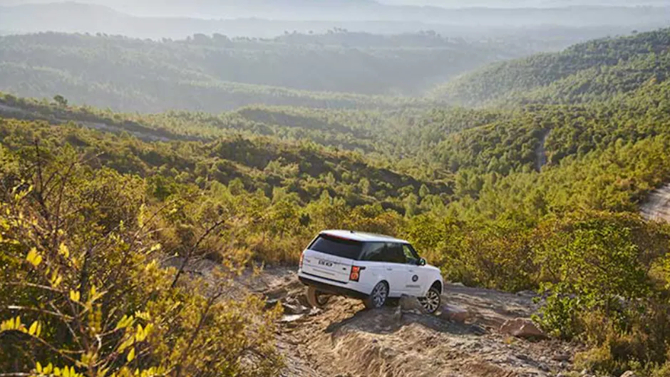 Land Rover bianca guida fuoristrada