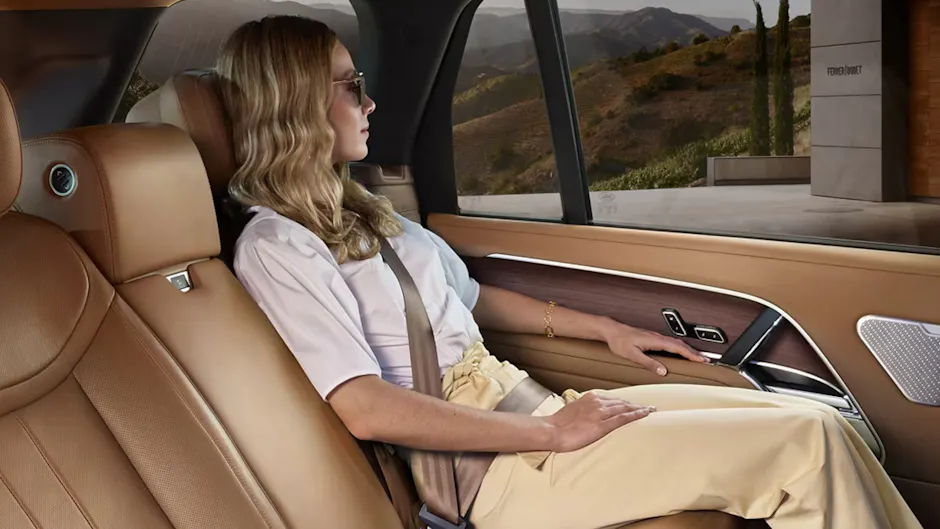 Intérieur Range Rover dans un brun élégant, une femme assise sur la banquette arrière 