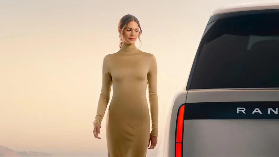 Donna in abito elegante e Range Rover