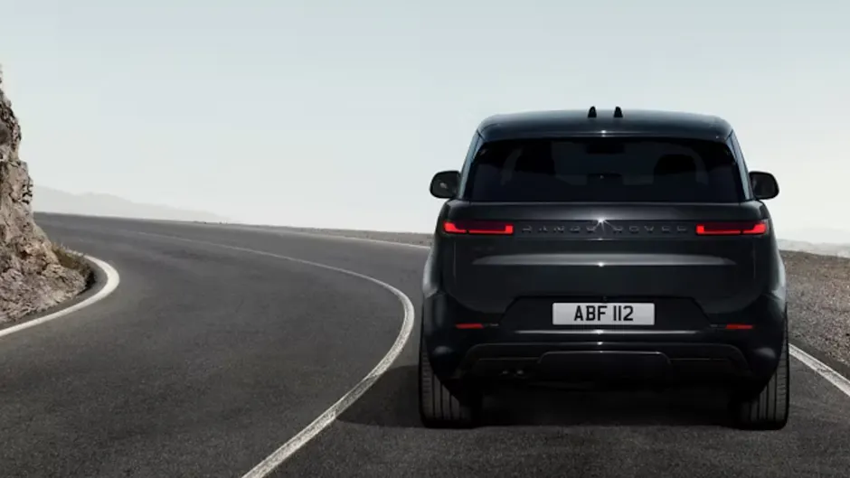 Land Rover noire sur une route de montagne
