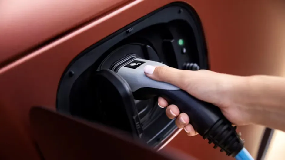 Land Rover Pug in Hybrid plug