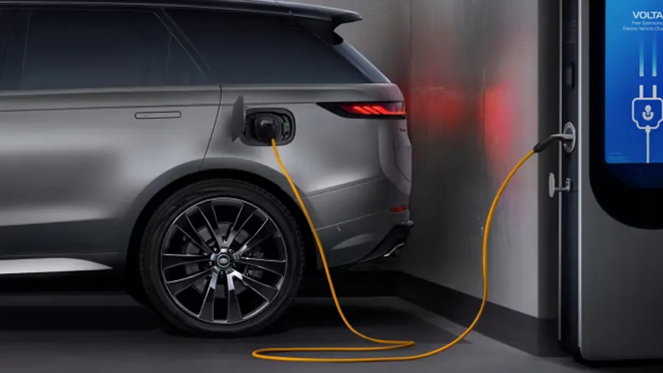 Range Rover, während dem Laden
