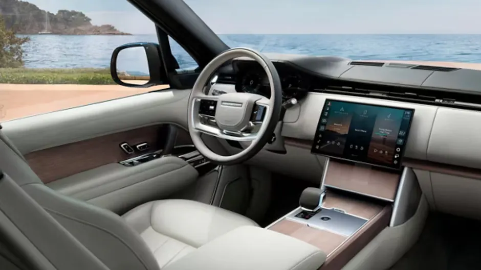 Range Rover Interieur in Weiss, das Meer sieht man durch das Fenster