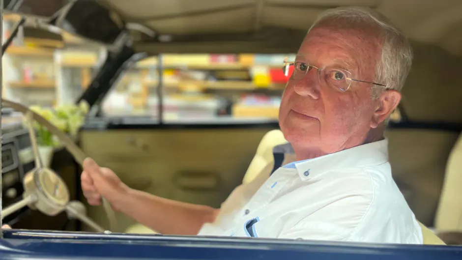 Klaus Brommecker travaille chez General Motors à Bienne pendant 9 ans. Il continue à apprécier les voitures anciennes.