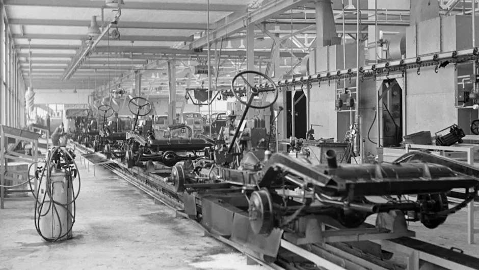 Assemblage de la carrosserie sur une longue chaîne de montage.
