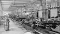 Assemblage de la carrosserie sur une longue chaîne de montage.