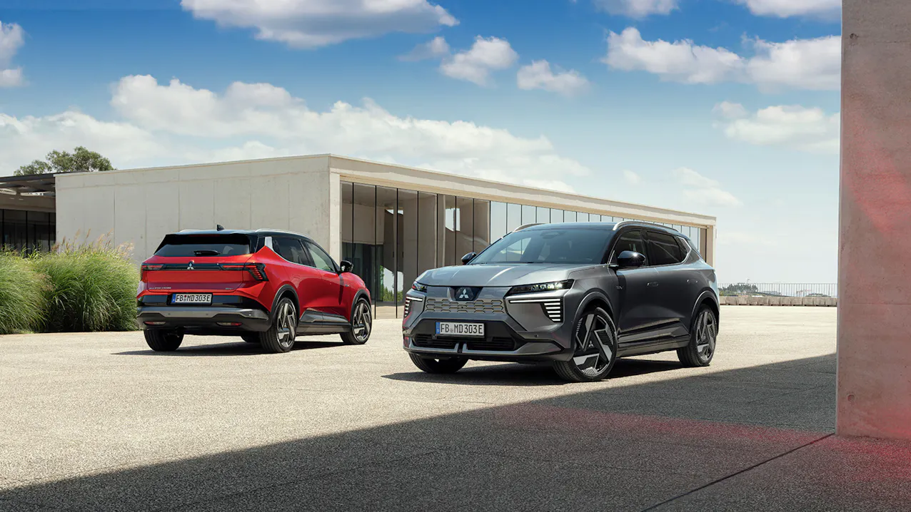 Due nuovi Mitsubishi Eclipse Cross completamente elettrici in ambiente urbano 
