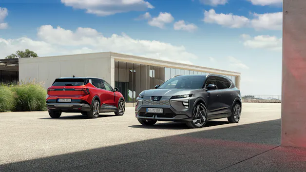 Due nuovi Mitsubishi Eclipse Cross completamente elettrici in ambiente urbano 